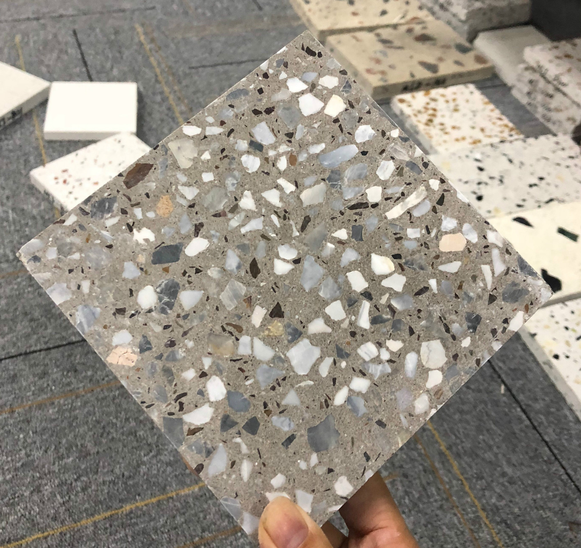 水磨石地板砖特点 水磨石地板砖与普通地板砖的区别